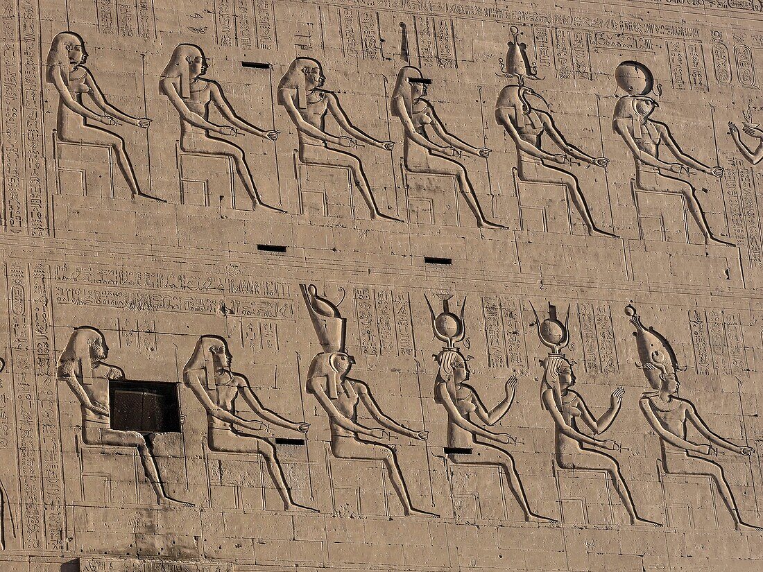 Ägypten, Oberägypten, Niltal, Edfu, Tempel für den Gott Horus, Details am Eingangspylon