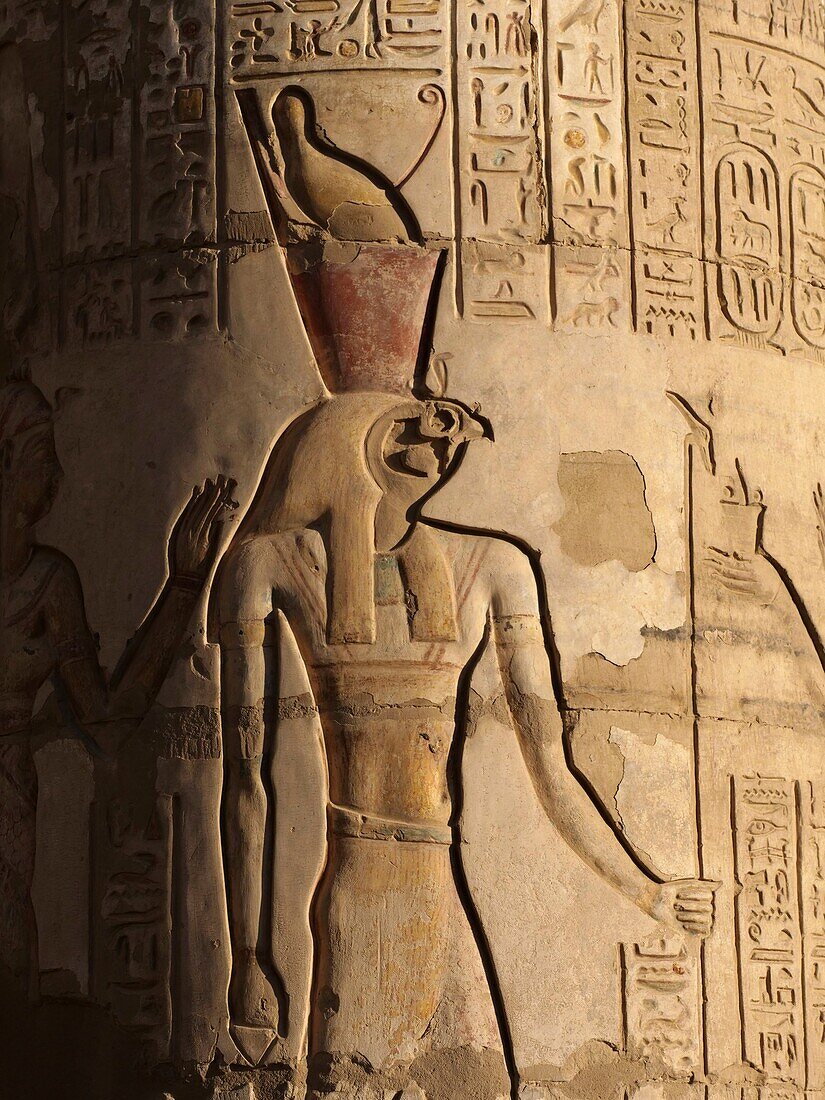 Ägypten, Oberägypten, Niltal, Basrelief im Tempel von Kom Ombo, der dem krokodilköpfigen Gott Sobek geweiht ist