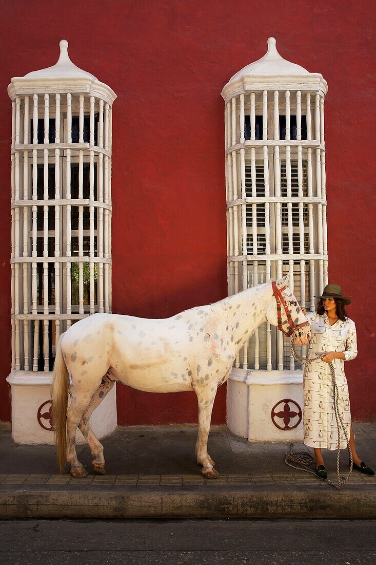 Kolumbien, Departamento Bolivar, Cartagena, von der UNESCO zum Weltkulturerbe erklärt, Reiterin in der Altstadt