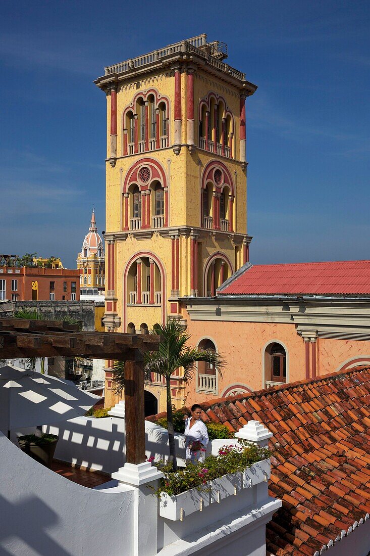 Kolumbien, Departamento Bolivar, Cartagena, von der UNESCO zum Weltkulturerbe erklärt, Dächer des kolonialen Boutique-Hotels Casa San Agustin mit Blick auf den maurischen Turm der Universität von Cartagena, Campus San Agustin