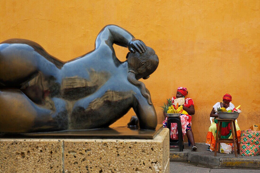 Kolumbien, Departamento Bolivar, Cartagena, von der UNESCO zum Weltkulturerbe erklärt, Platz Santo Domingo, Obstverkäufer vor einer Botero-Skulptur