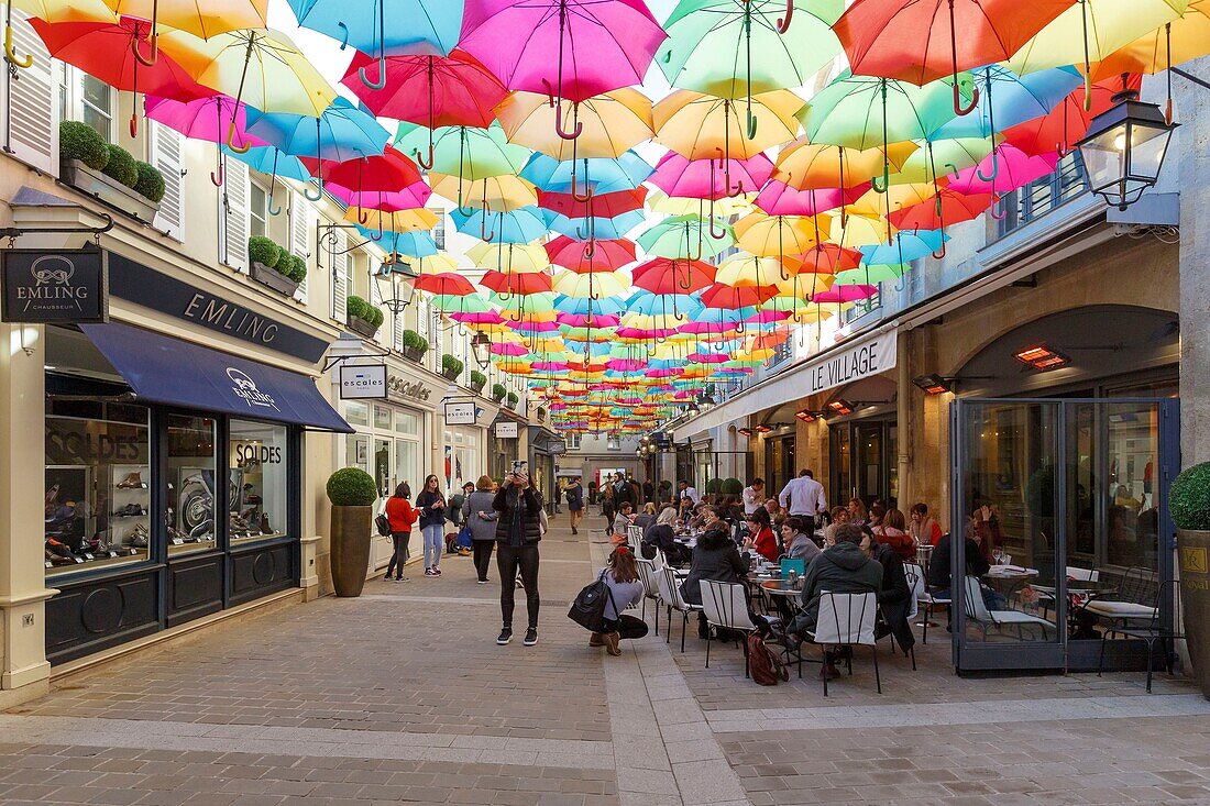 Frankreich, Paris, das Village Royal Cite Berryer Rue Royale in der Nähe von Place de la Concorde und Place de la Madeleine, Regenschirme, The Umbrella Sky Project