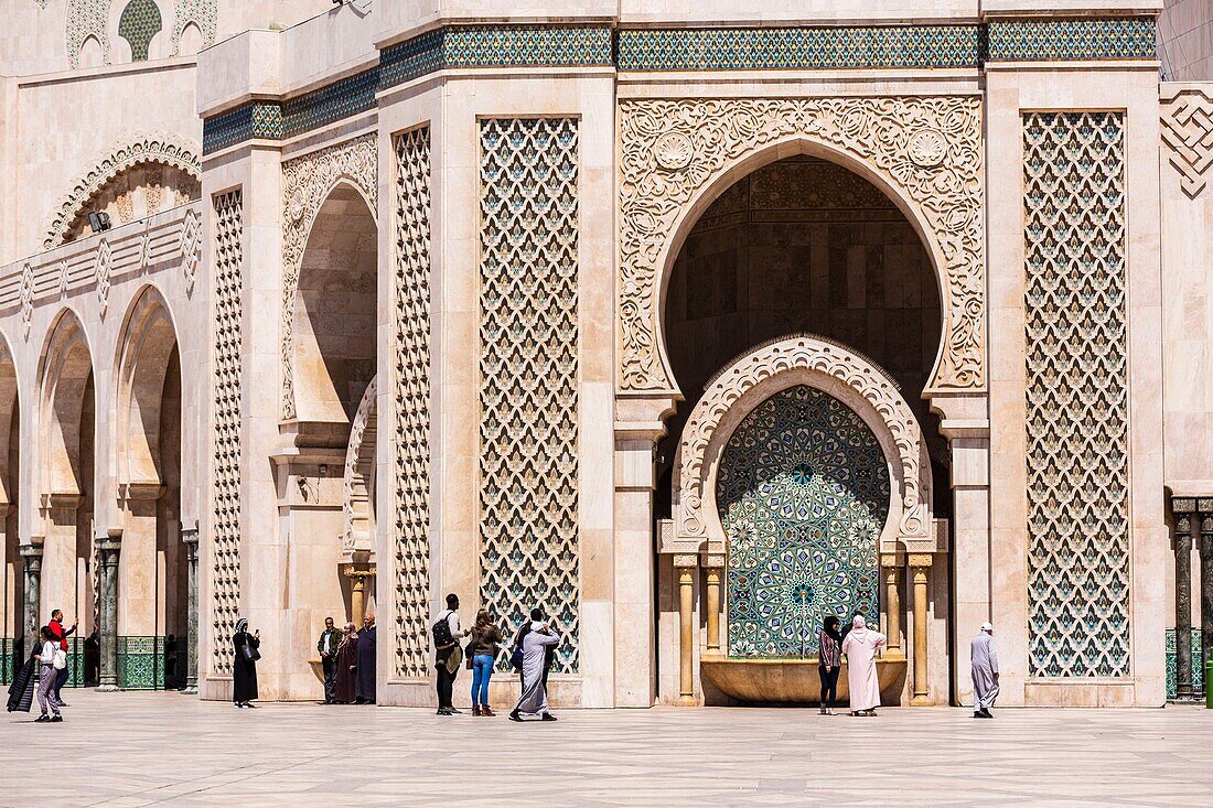 Marokko, Casablanca, Springbrunnen auf dem Vorplatz der Hassan-II-Moschee