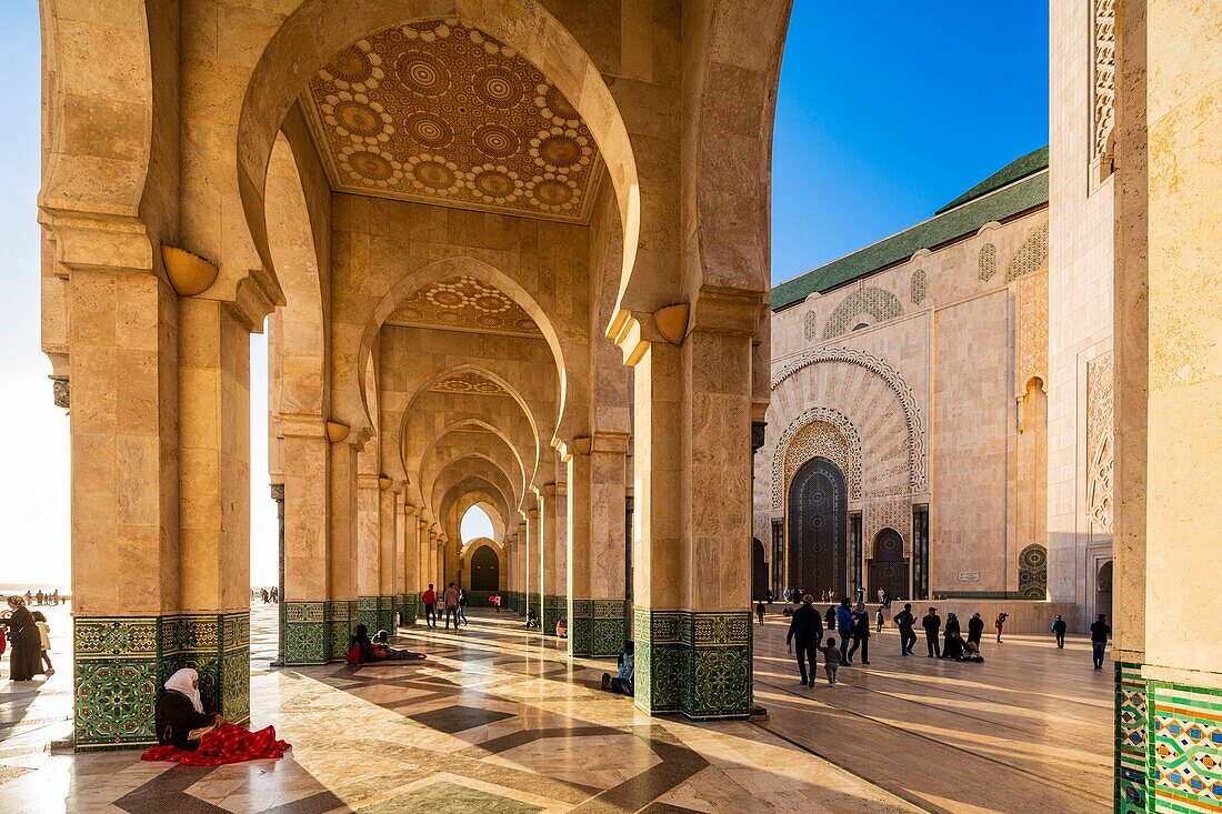 Marokko, Casablanca, der Vorplatz der Hassan-II-Moschee