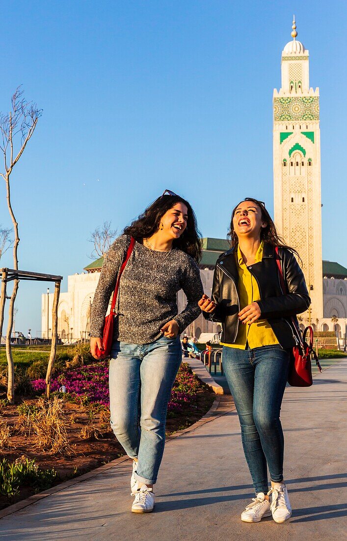 Morocco, Casablanca, young women on the forecourt of the Hassan II mosque