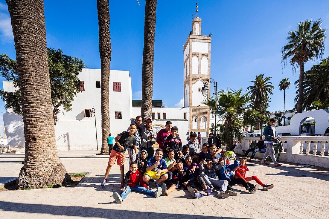 Marokko, Casablanca, alte Medina, Fußballmannschaft mit Blick auf die Große Moschee