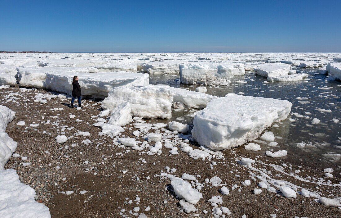 Kanada, Provinz New Brunswick, Region Chaleur, Chaleur Bay, Beresford Beach während der Eisschmelze im Frühjahr