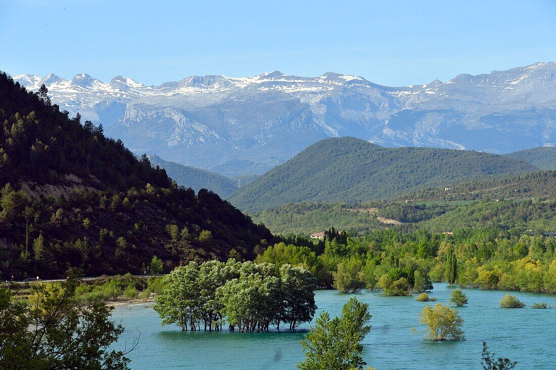 Spanien, Aragonien, Provinz Huesca, Pirineos Aragonaises, Ainsa, Mediano-See mit dem Monte Perdido-Massiv (3355 m) im Hintergrund, von der UNESCO zum Weltkulturerbe erklärt