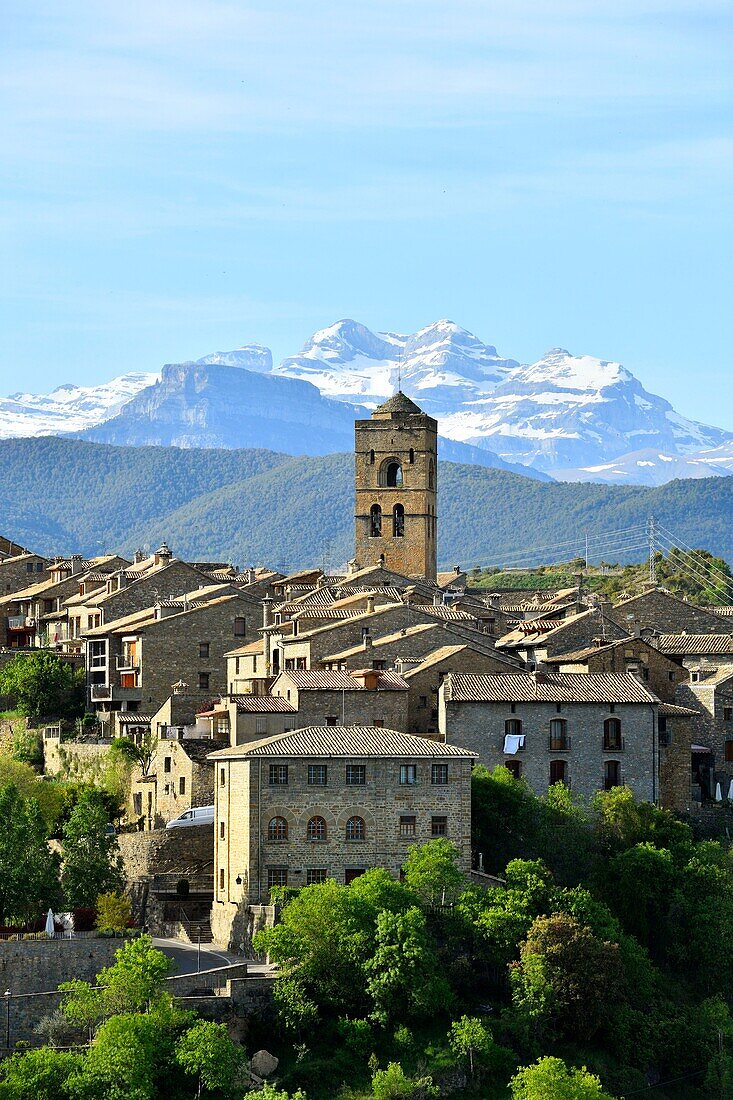 Spanien, Aragonien, Provinz Huesca, Pirineos Aragonaises, Dorf Ainsa, im Hintergrund das Monte Perdido-Massiv (3355 m), von der UNESCO zum Weltkulturerbe erklärt