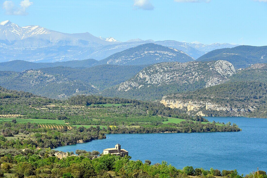 Spanien, Region Aragonien, Provinz Huesca, Dorf Mipanas und türkisfarbenes Wasser im Naturschutzgebiet El Grado