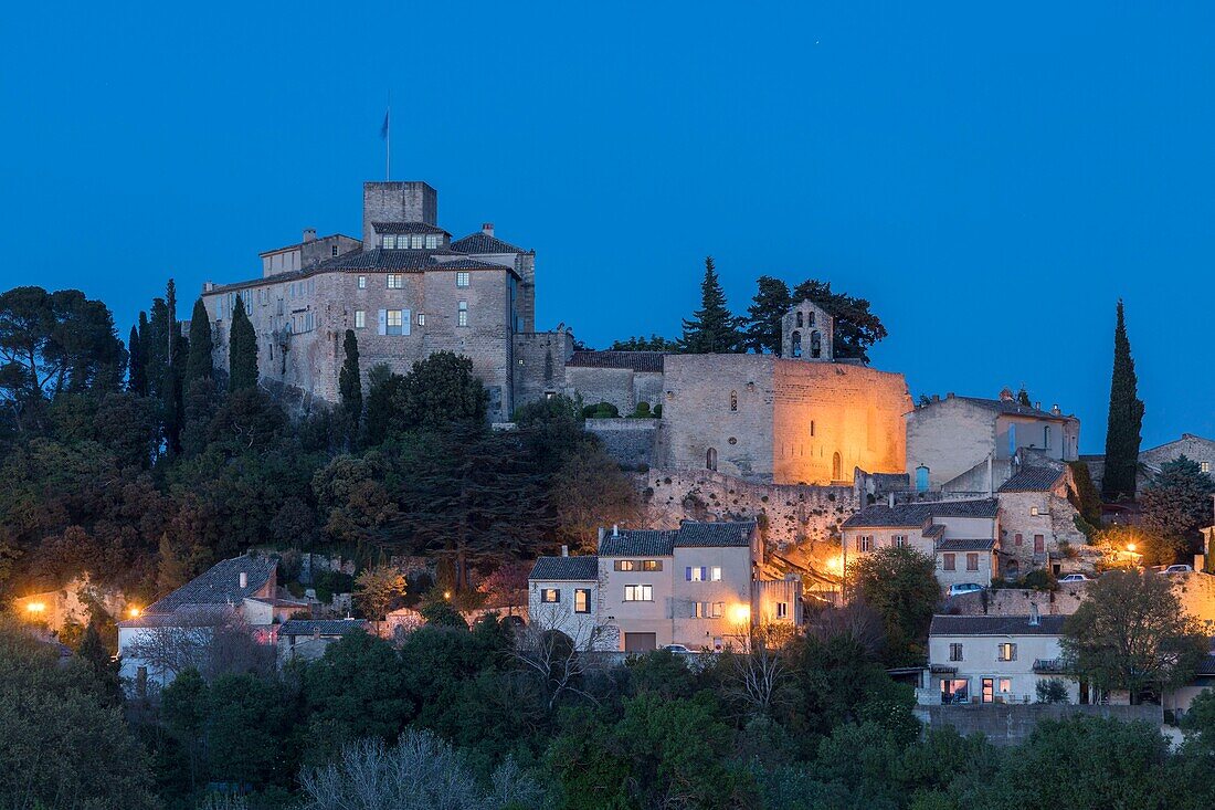 Frankreich, Vaucluse, Regionaler Naturpark Luberon, Ansouis, das zu den schönsten Dörfern Frankreichs zählt und von einem Schloss aus dem 17. Jahrhundert und der Kirche St. Martin dominiert wird