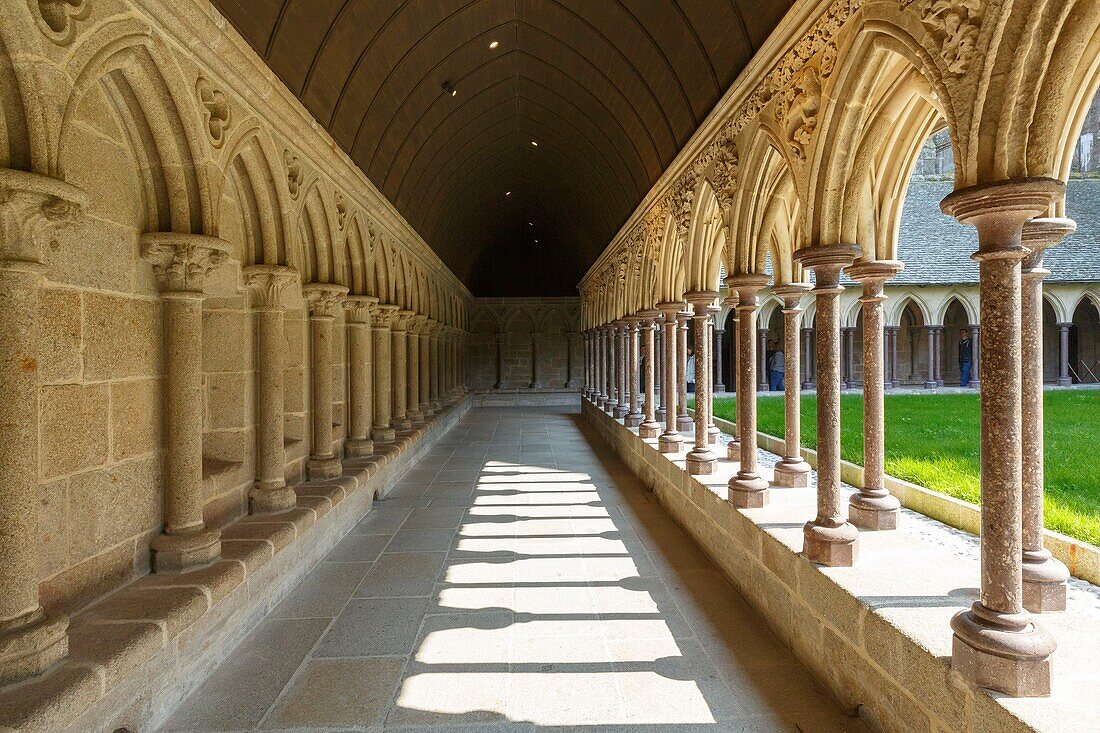 Frankreich, Manche, Bucht von Mont Saint Michel, von der UNESCO zum Weltkulturerbe erklärt, Mont Saint Michel, der Kreuzgang der Abteikirche