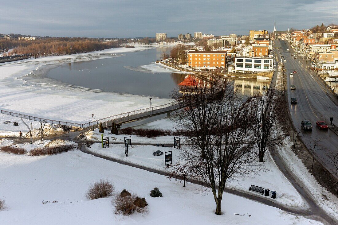 Canada, Quebec province, Eastern Townships or Estrie, City of Sherbrooke, King Street and Lake of Nations partly frozen in winter