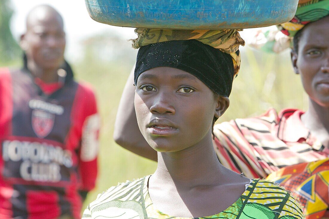 Burundi, Buyenzi, Trays, country with a thousand hills, Burundian woman