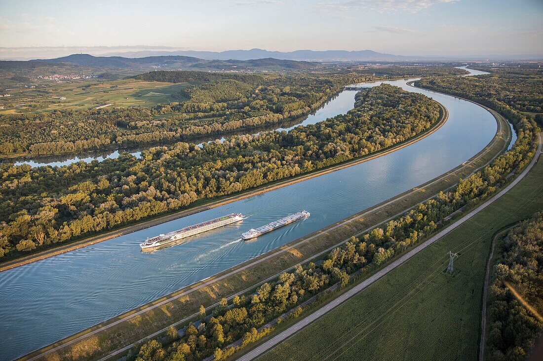 Frankreich, Haut Rhin, Schiffe auf dem Rhein (Luftaufnahme)