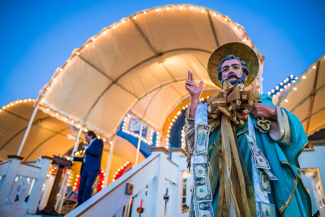 Vereinigte Staaten, Neuengland, Massachusetts, Cape Ann, Gloucester, Saint Peters Fiesta, Traditionelles Italienisches Fischereifest, Statue von St. Peter und italienischer Sänger