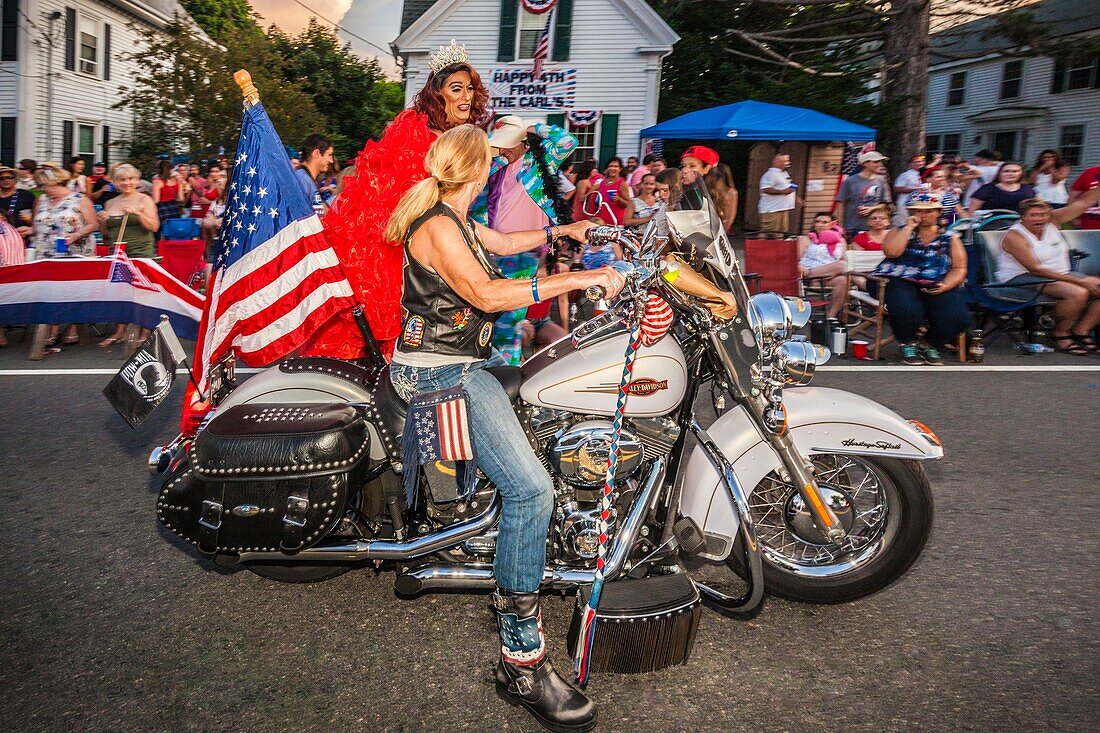 Vereinigte Staaten, Neuengland, Massachusetts, Cape Ann, Gloucester, Gloucester Horribles Traditional Parade, 3. Juli, Motorradfahrer mit Drag-Queen