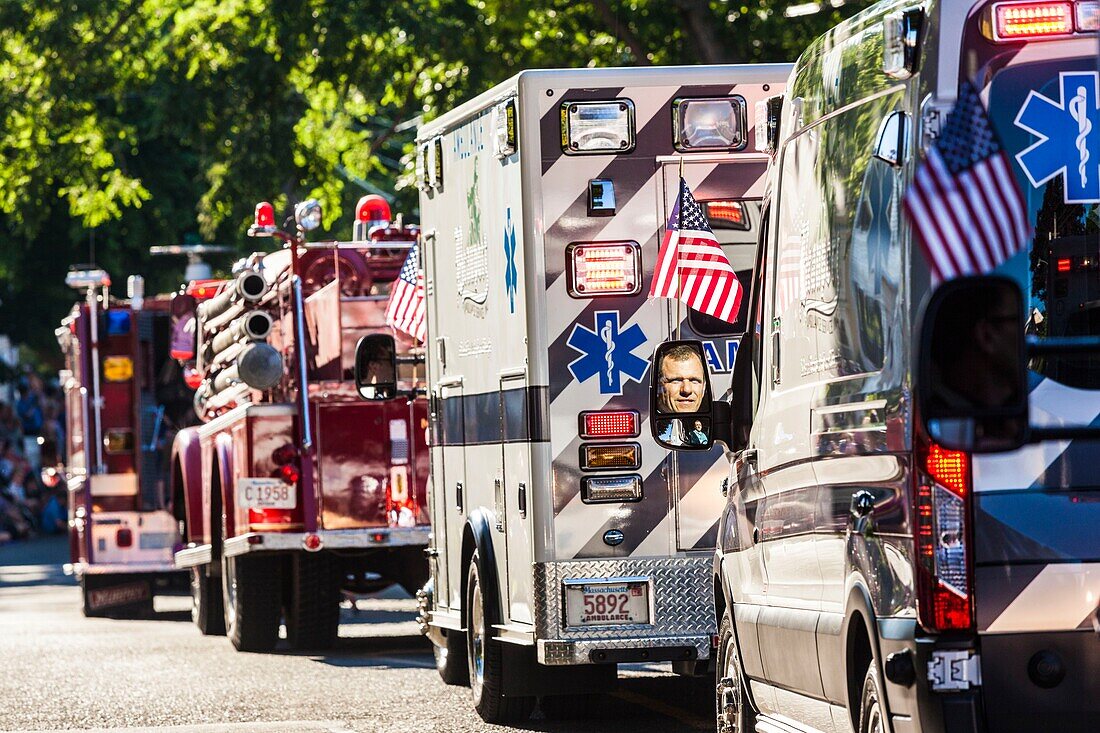 Vereinigte Staaten, Neuengland, Massachusetts, Cape Ann, Rockport, Rockport Fourth of July Parade, Feuerwehrautos und Rettungsfahrzeuge