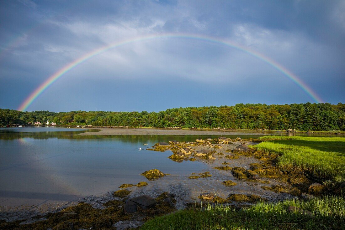 Vereinigte Staaten, Neuengland, Massachusetts, Cape Ann, Gloucester, kreisrunder Regenbogen über Goose Cove