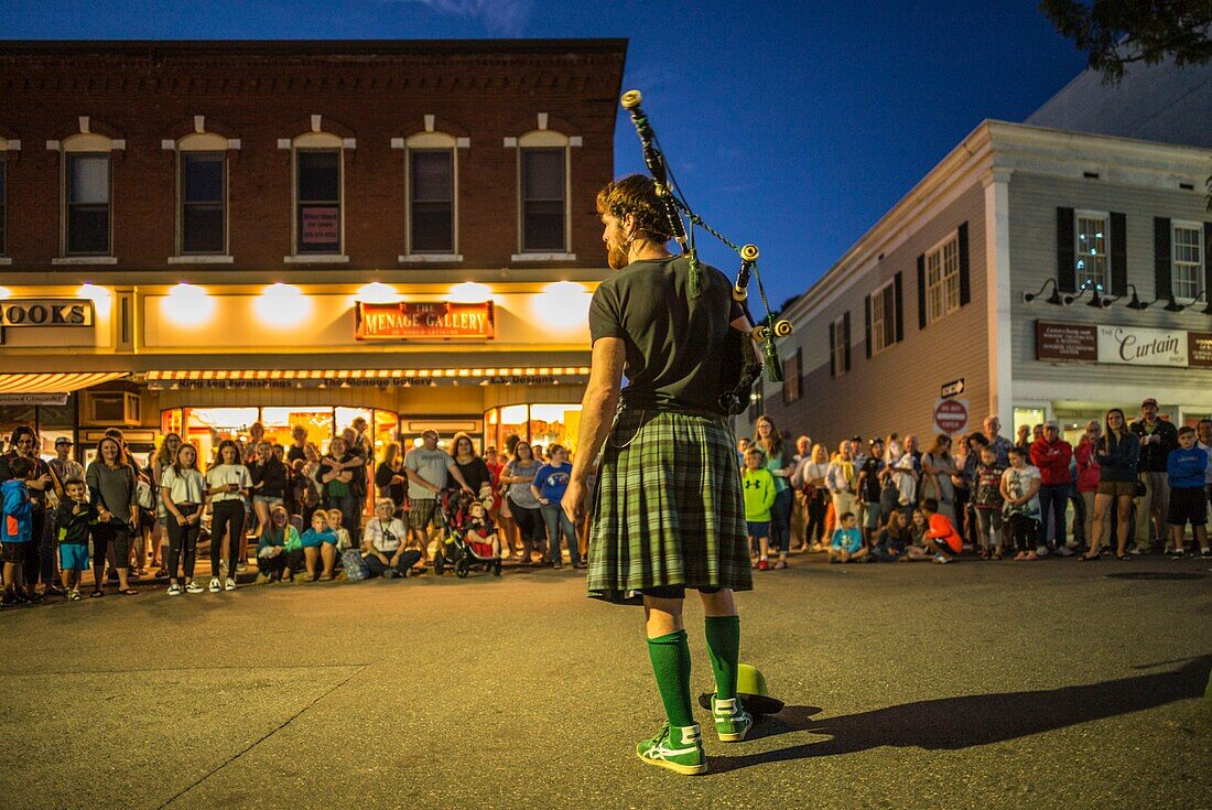 Vereinigte Staaten, Neuengland, Massachusetts, Cape Ann, Gloucester, Main Street Block Party, Darsteller in schottischem Kilt und Dudelsack