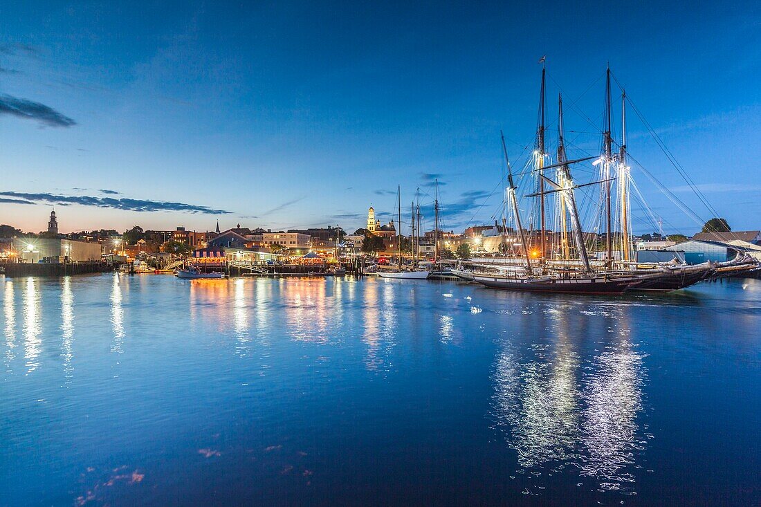 Vereinigte Staaten, Neuengland, Massachusetts, Cape Ann, Gloucester, Gloucester Schooner Festival, Schoner im Hafen von Gloucester, Abenddämmerung