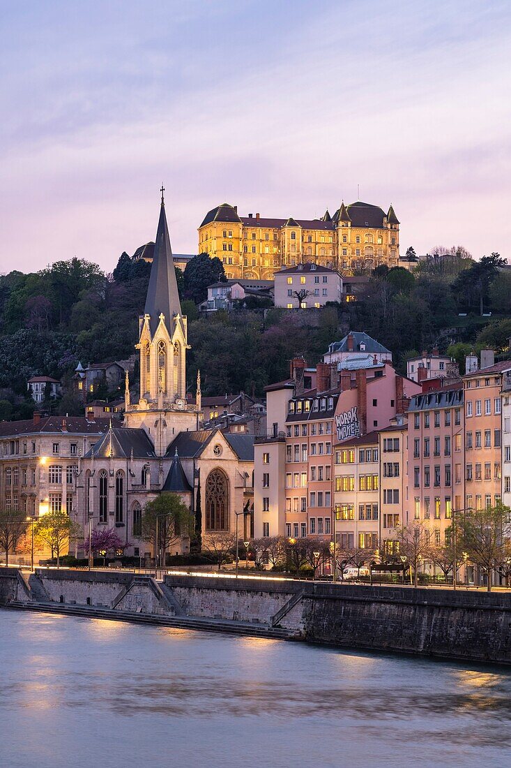 Frankreich, Rhone, Lyon, historisches Viertel, das zum UNESCO-Welterbe gehört, Alt-Lyon, Quai Fulchiron am Ufer der Saone, Kirche Saint Georges und Kollegium Saint-Just auf dem Hügel Fourviere