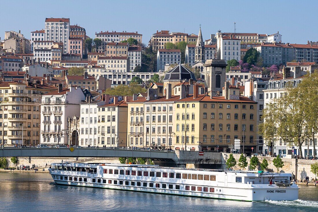 Frankreich, Rhone, Lyon, historisches Stadtviertel, das zum UNESCO-Welterbe gehört, Quai Saint-Vincent, Brücke von la Feuillee über die Saone und Kirche Notre-Dame-Saint-Vincent