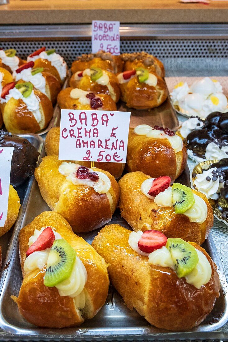 Italy, Campania, Naples, historical centre listed as World Heritage by UNESCO, Galleria Umberto I, Sfogliatella Mary, baba