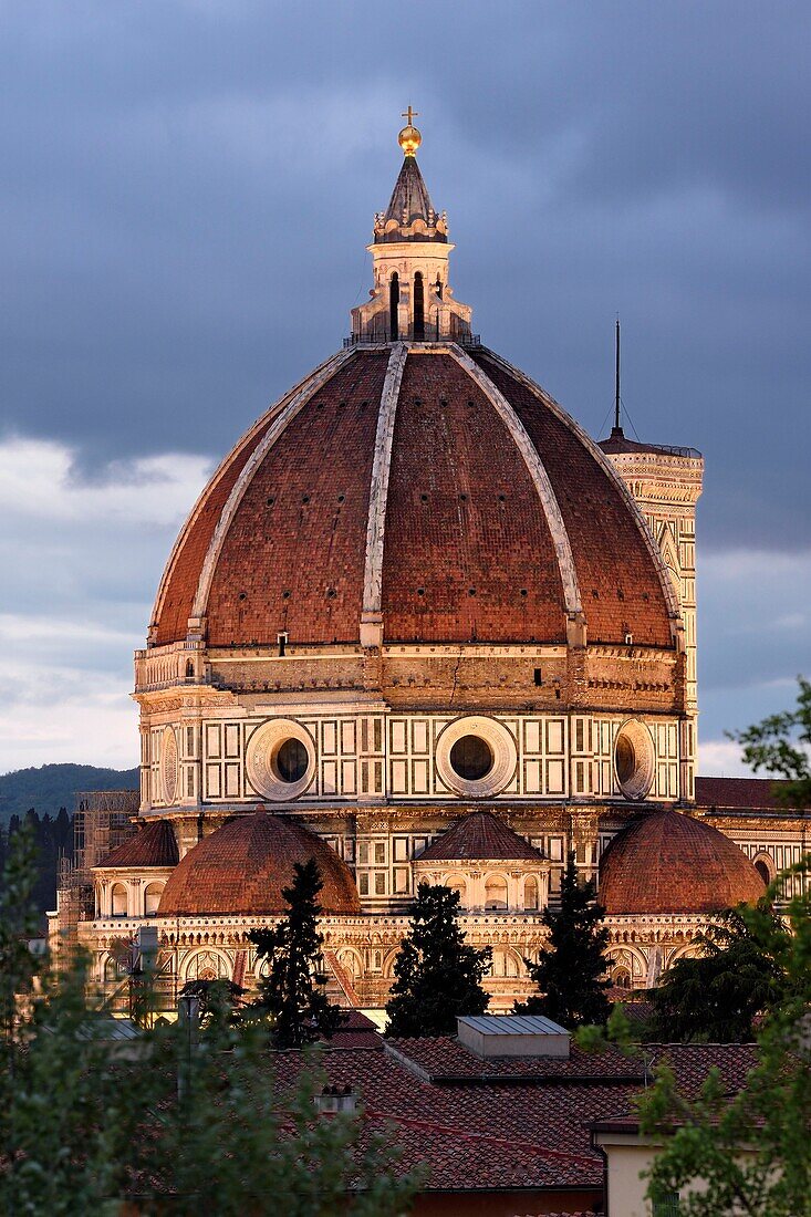 Italien, Toskana, Florenz, von der UNESCO zum Weltkulturerbe erklärt, der Dom Santa Maria del Fiore in der Abenddämmerung