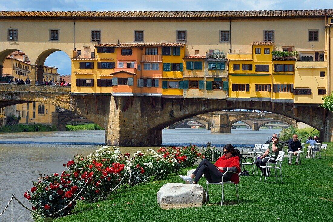 Italien, Toskana, Florenz, von der UNESCO zum Weltkulturerbe erklärt, der Ponte Vecchio von der Societa Canottieri Firenze (Ruderverein Florenz) aus gesehen, Vereinsmitglieder bei einer Rast am Ufer des Arno