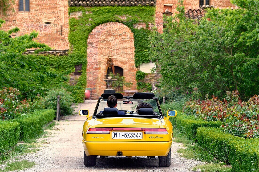 Italien, Emilia Romagna, Polesine Zibello bei Parma, Antica Corte Pallavicina Hotel und Restaurant, Alfa Romeo Duetto Spider gelbes Cabriolet