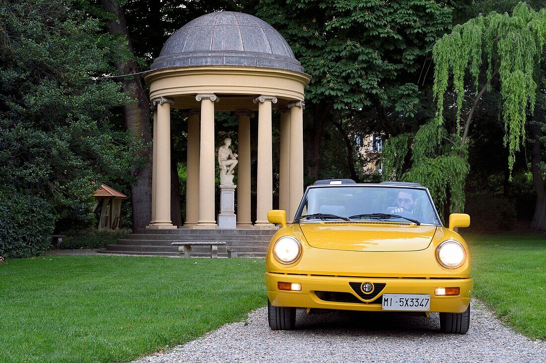 Italien, Toskana, Florenz, von der UNESCO zum Weltkulturerbe erklärt, Alfa Romeo Duetto Spider gelbes Cabriolet in den Gärten des Palazzo Della Gherardesca, 5-Sterne-Palast Four Seasons Hotel Firenze