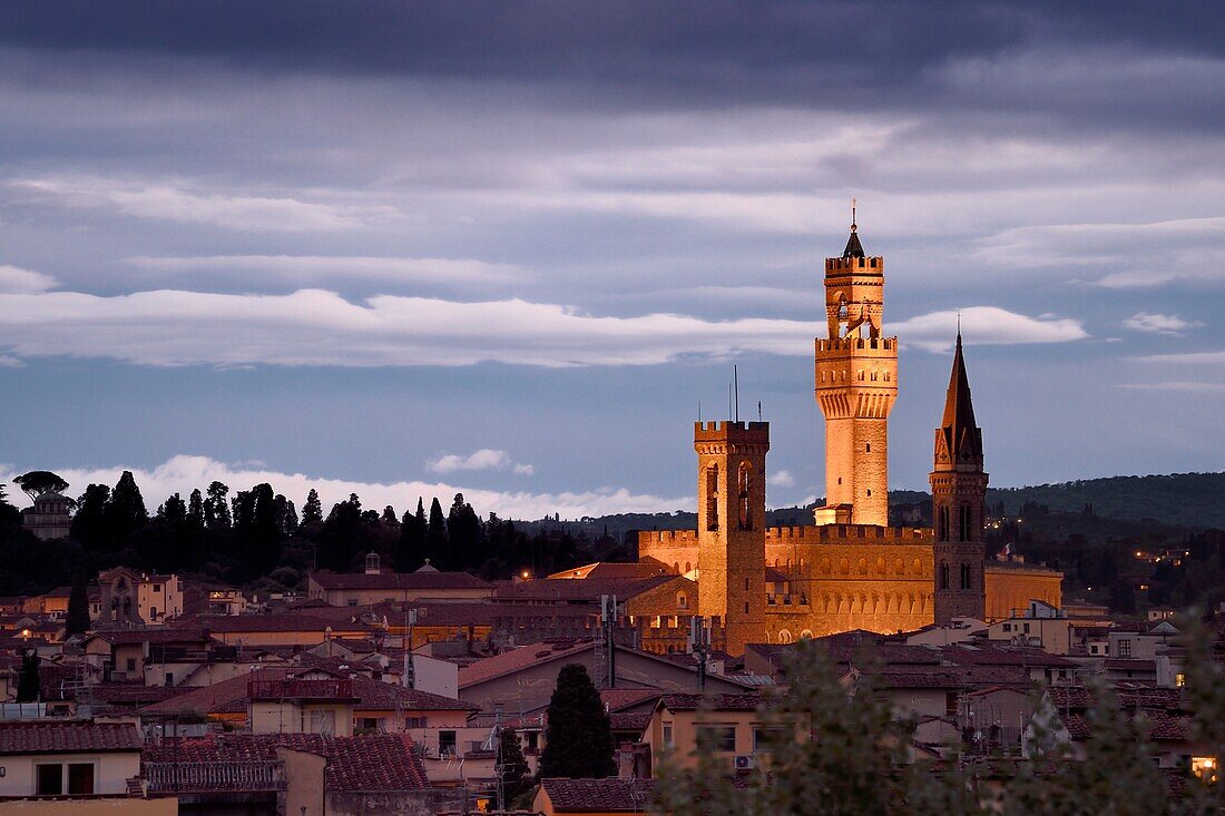 Italien, Toskana, Florenz, von der UNESCO zum Weltkulturerbe erklärt, der Palazzo Vecchio in der Abenddämmerung