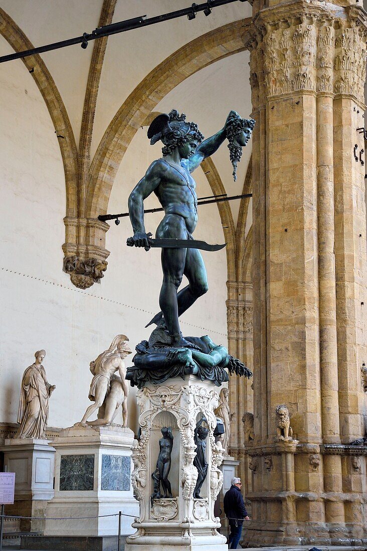 Italien, Toskana, Florenz, von der UNESCO zum Weltkulturerbe erklärt, Piazza della Signoria, Loggia della Signoria (oder Loggia dei Lanzi), Statue des Perseus mit dem Haupt der Medusa von Benvenuto Cellini