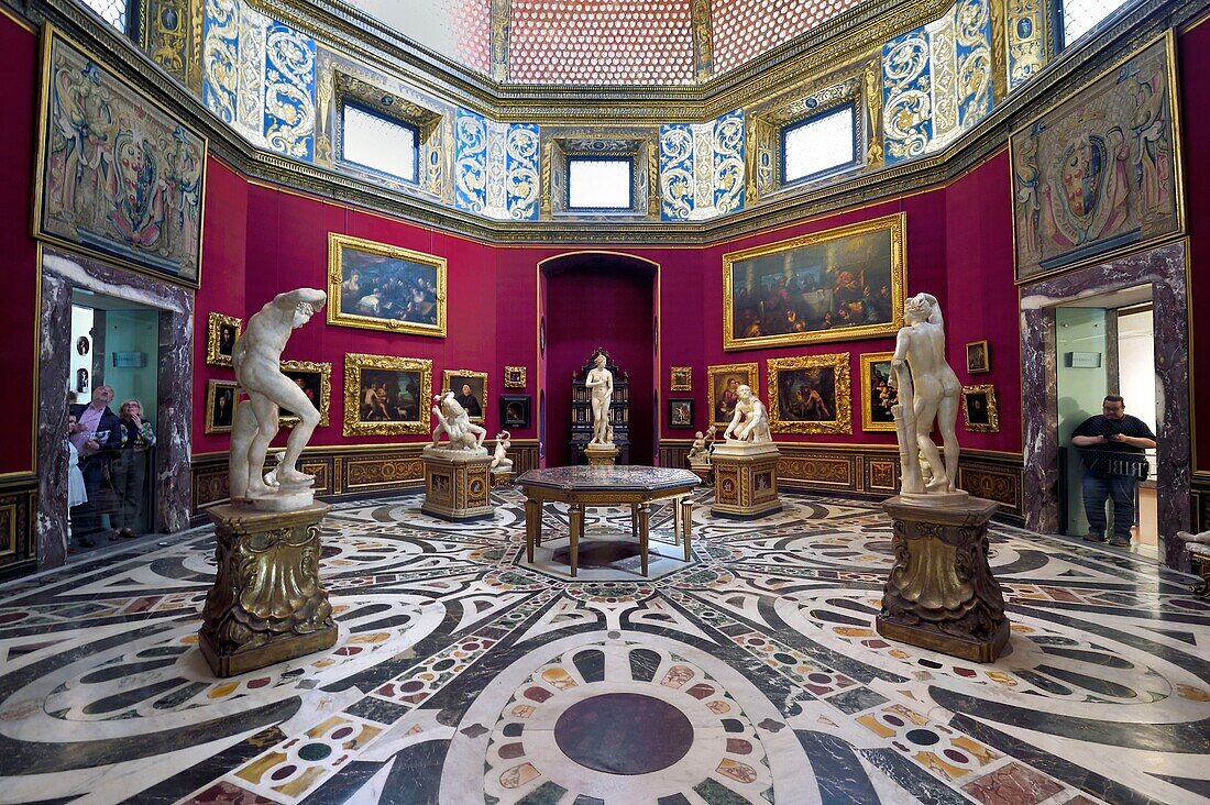 Italy, Tuscany, Florence, historical centre listed as World Heritage by UNESCO, Galleria degli Uffizi (Uffizi Gallery) museum, octagonal hall called Tribune