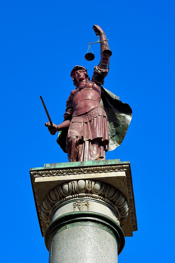 Italien, Toskana, Florenz, von der UNESCO zum Weltkulturerbe erklärt, Piazza Santa Trinita, die Säule der Gerechtigkeit (Colonna della Giustizia) mit einer Porphyrstatue, die die Gerechtigkeit darstellt, an der Spitze