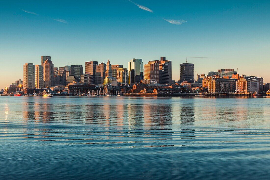 Vereinigte Staaten, Neuengland, Massachusetts, Boston, Stadtsilhouette von Boston Harbor, Dämmerung