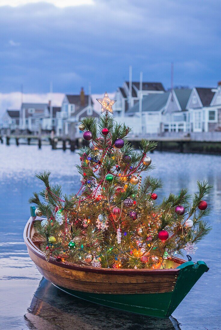 Vereinigte Staaten, Neuengland, Massachusetts, Nantucket Island, Nantucket, kleine Jolle mit Weihnachtsbaum