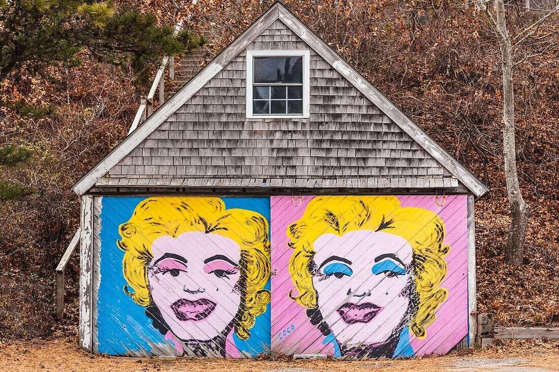 Vereinigte Staaten, Neuengland, Massachusetts, Cape Cod, Provincetown, Garage mit Marilyn-Monroe-Gemälde