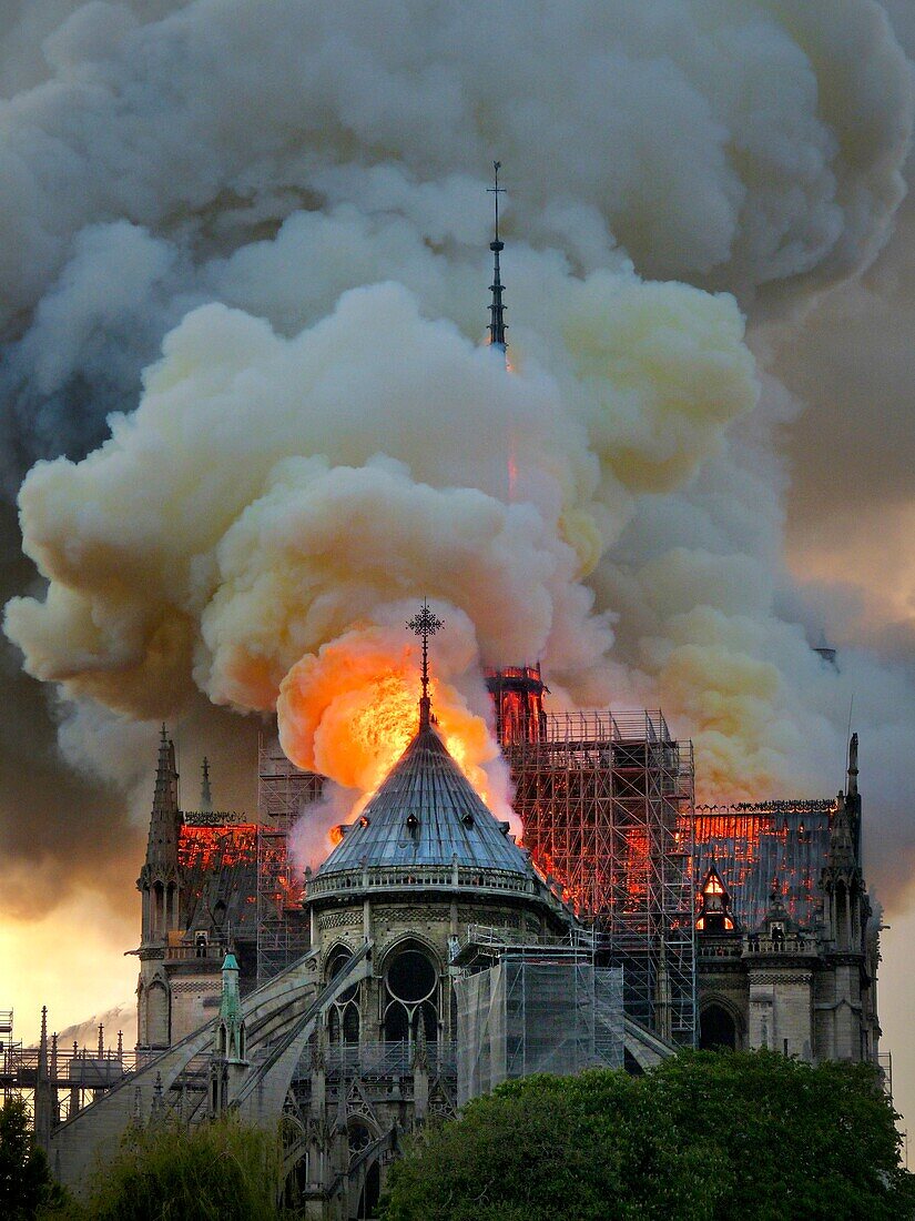 Frankreich, Paris, Weltkulturerbe der UNESCO, Kathedrale Notre Dame aus dem 14. Jahrhundert während des Brandes am 15. April 2019, Übersicht über das glühende Gebälk