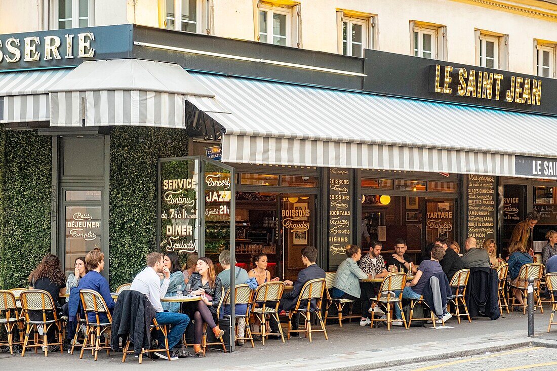 Frankreich, Paris, Montmartre-Viertel, Café in der Rue des Abbesses, Café Le Saint Jean