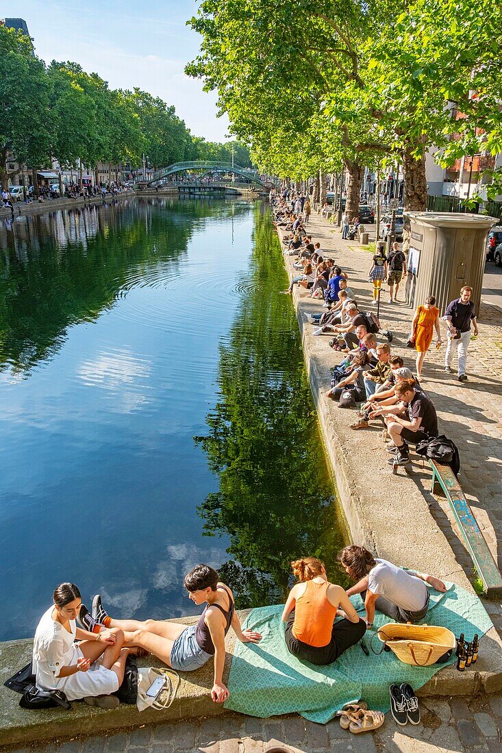 France, Paris, the Canal Saint Martin, quai de Valmy