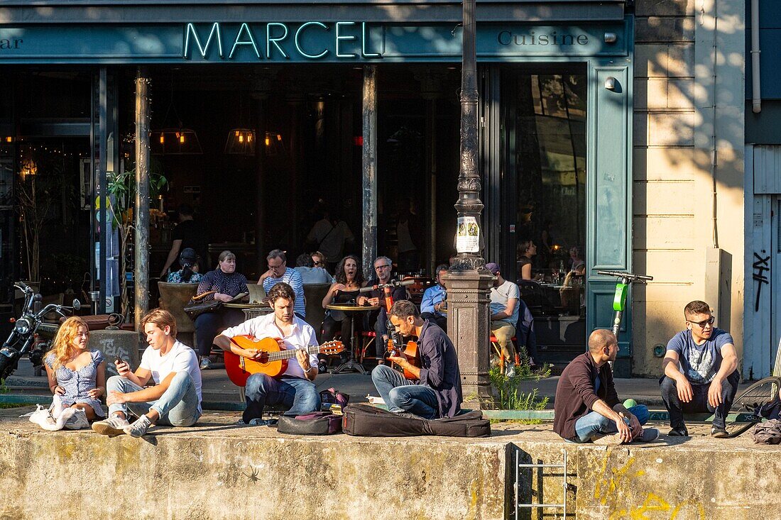 Frankreich, Paris, der Canal Saint Martin, Cafe am Marcel's Platz