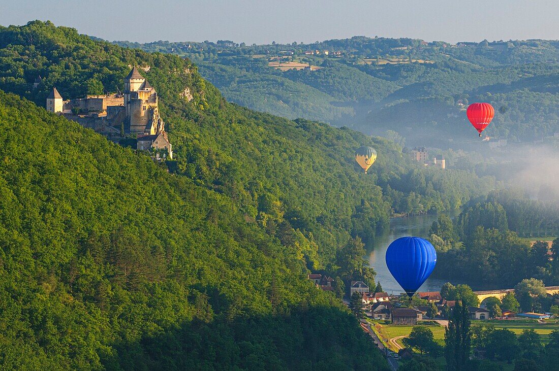 France, Dordogne, Castelnaud la Chapelle, valley of the Dordogne river, castle of Castelnaud, hot air balloons flying