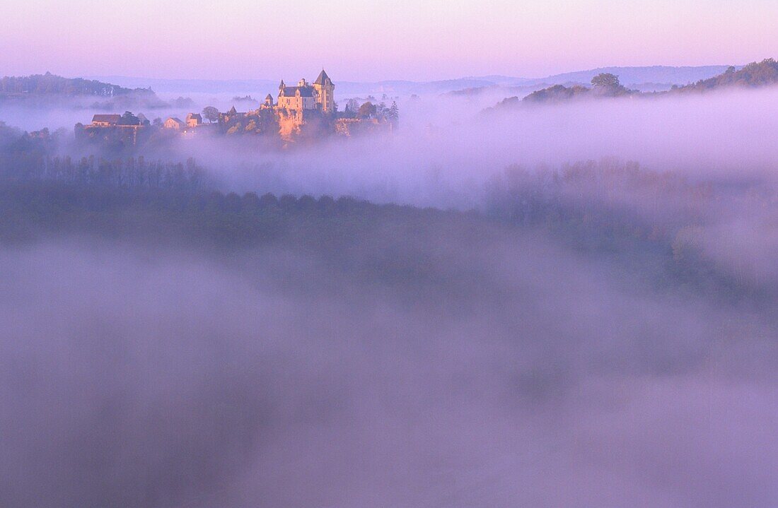 France, Dordogne, Vitrac, castle of Montfort along the Dordogne river (vue aérienne)