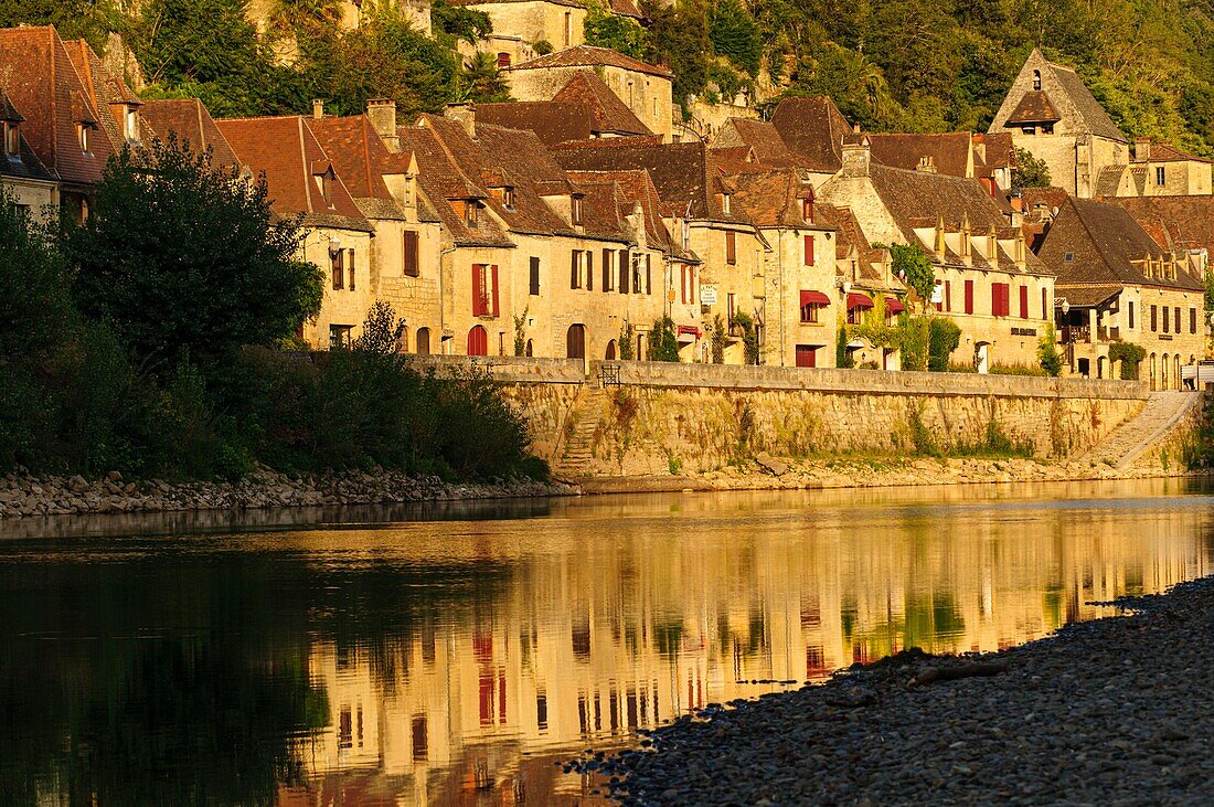 Frankreich, Dordogne, La Roque Gageac, Häuser entlang des Flusses Dordogne