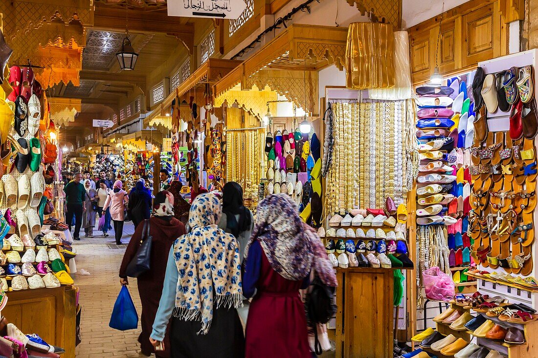 Marokko, Rabat, von der UNESCO zum Weltkulturerbe erklärt, Medina, Altstadt, der überdachte Souk, traditionelle marokkanische Babouches-Schuhe