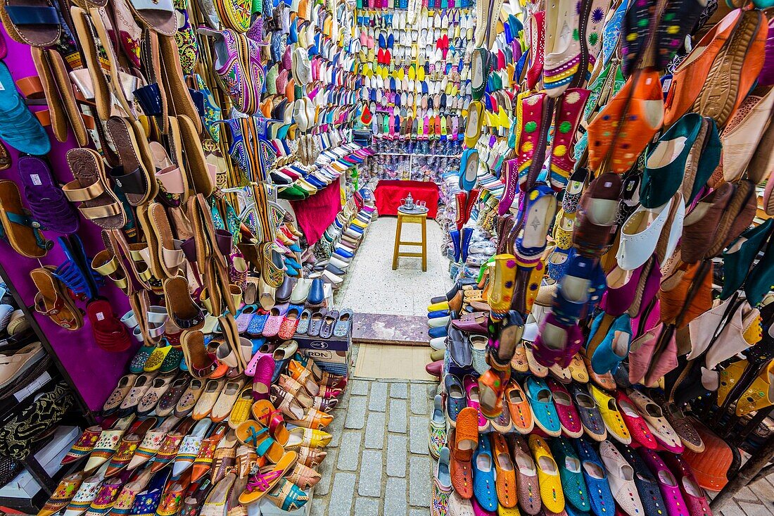 Marokko, Rabat, von der UNESCO zum Weltkulturerbe erklärt, Medina, Altstadt, der überdachte Souk, traditionelle marokkanische Babouches-Schuhe