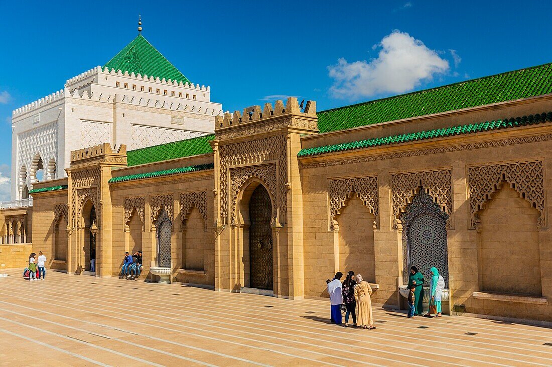 Marokko, Rabat, von der UNESCO zum Weltkulturerbe erklärt, Esplanade der Yacoub el-Mansour-Moschee, das Mausoleum von Mohammed V.