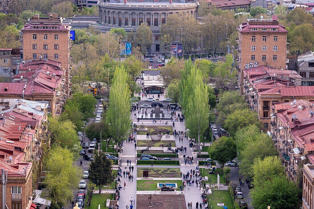 Armenien, Eriwan, Panorama von der Spitze der Kaskade, einer riesigen Treppe mit 572 Stufen, die in den 70er Jahren gebaut wurde, mit Terrassengärten, Brunnen und Skulpturen